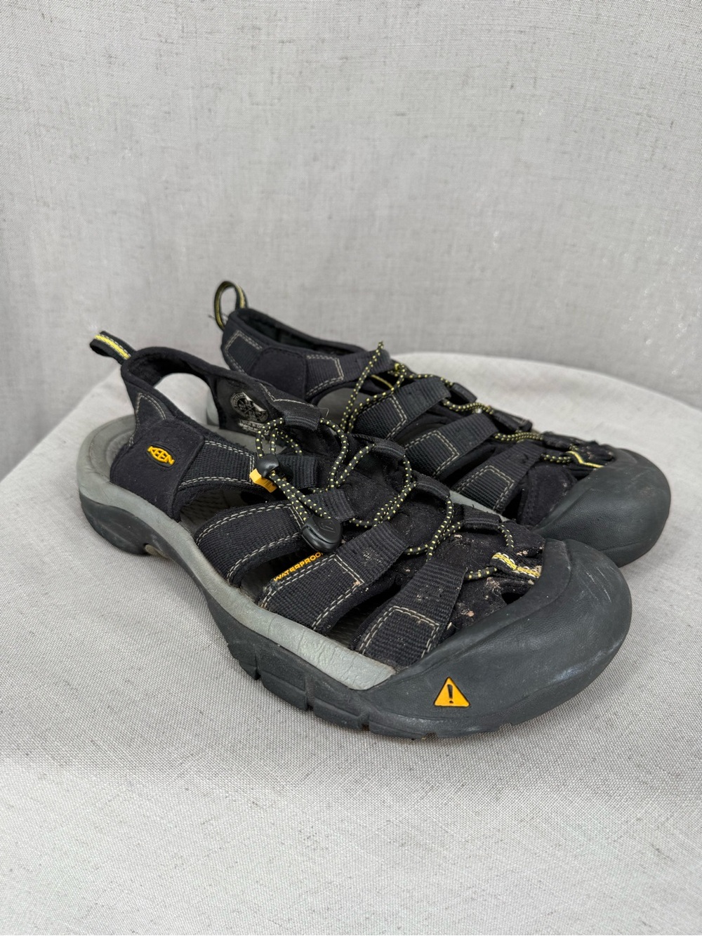 KEEN Newport H2 Mens 9.5 Black Sandals Closed Toe Summer Waterproof Sport